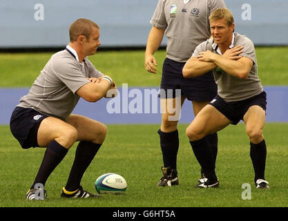 Keine Nutzung des Mobiltelefons. Websites dürfen während des Spiels nur alle fünf Minuten ein Bild verwenden. Schottland`s Jason White (links) und Glenn Metcalfe im Training, im Sharks Stadion bei Sydney vor ihrem Spiel gegen Fidschi am Samstag. Stockfoto